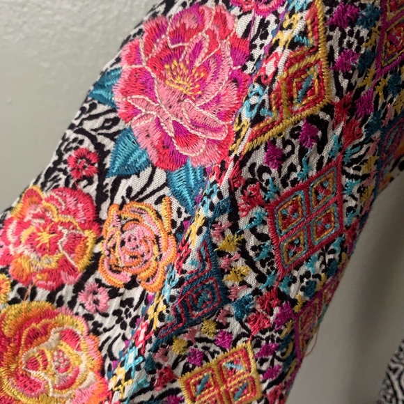 Women’s Blouse Savanna Jane. Size L. Black & White. Flowers Embroidered. - Picture 6 of 9